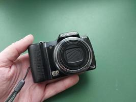 Kyiv, Ucrânia - dezembro 18, 2023 compactar digital Câmera dentro mão foto