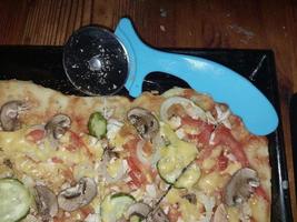 caseiro pizza cozido de mão foto