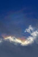 muitos lindo arco Iris nuvens estão formado depois de pesado chuvas e natural trovoadas e estão uma natural fenômeno dentro a lindo céu. foto