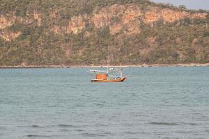 pequeno pescaria barcos estão amarração às a costa e vendendo a marinho animais elas encontrar às a beira-mar Onde a ondas estão sempre ventoso. a barco é fez do madeira ao longo a casco. foto