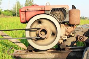 a velho vermelho água bomba este é fiação às cheio poder para bomba água para dentro a arroz Campos do agricultores durante a arroz crescendo estação dentro rural tailândia. foto