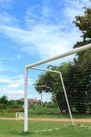 futebol portões e futebol Campos dentro a campo com lindo azul céu em uma ensolarado e quente tarde e vazio. foto