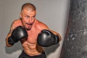 boxer masculino europeu durante o treinamento foto