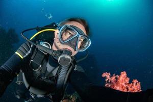 mergulho mergulhador embaixo da agua retrato dentro a oceano foto