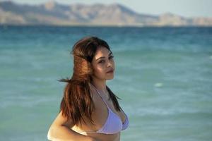 retrato de latina mexicana linda garota de cabelo preto na praia de baja califórnia foto