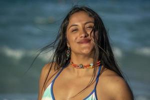 retrato de latina mexicana linda garota de cabelo preto na praia de baja califórnia foto