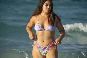 retrato de latina mexicana linda garota de cabelo preto na praia de baja califórnia foto