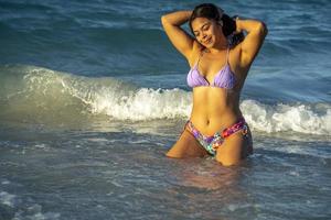 retrato de latina mexicana linda garota de cabelo preto na praia de baja califórnia foto