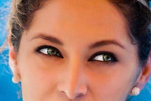olhos cinzentos linda garota latina foto