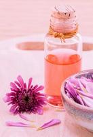 óleo de aromaterapia floral foto