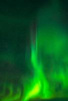 aurora boreal no céu islandês foto