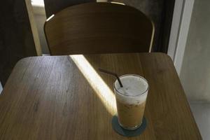 bebida de café gelado na mesa de madeira foto