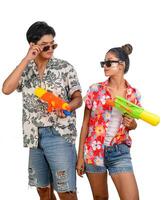 jovem casal de retrato desfruta com pistola de água no festival songkran foto