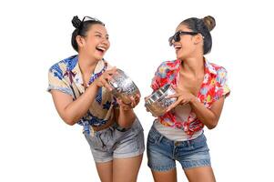 retrato dois mulheres dentro songkran festival com água tigela foto