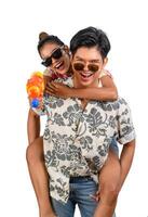 jovem casal de retrato desfruta com pistola de água no festival songkran foto