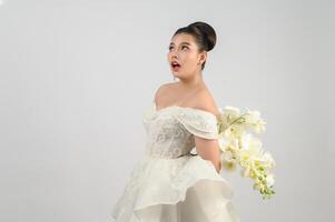 pose de noiva linda jovem asiática com sensação animada no fundo branco foto
