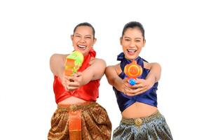 duas belas mulheres no festival songkran com pistola de água foto