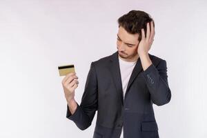 retrato do empresário infeliz mostrando cartão de crédito isolado sobre fundo branco foto