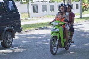 denpasar, bali, indonésia - 15 de agosto de 2016 - indonésia pessoas andando de bicicleta foto