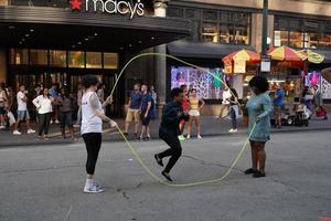 nova york, eua - 25 de maio de 2018 - times square cheio de pessoas foto