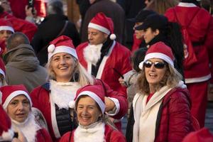 Gênova, Itália - 22 de dezembro de 2019 - caminhada tradicional do Papai Noel foto