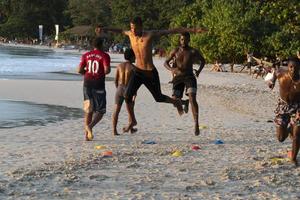 mahe, seychelles - 13 de agosto de 2019 - time de futebol local treinando na praia foto