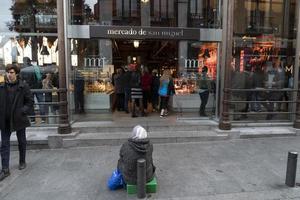 madrid, espanha - 1 de abril de 2019 - o mercado de san miguel foto