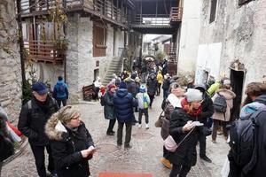 rango, Itália - 8 de dezembro de 2017 - pessoas no tradicional mercado de natal foto