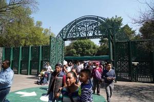 cidade do méxico, 3 de fevereiro de 2019 - parque da cidade chapultepec lotado de pessoas no domingo foto