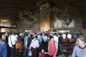 cidade do méxico, méxico - 4 de novembro de 2017 - peregrinos na catedral de guadalupe foto