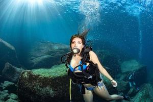 bonito latina mexicano mergulhador embaixo da agua foto