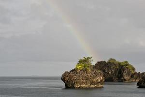 raja ampat paisagem das ilhas papua com arco-íris foto