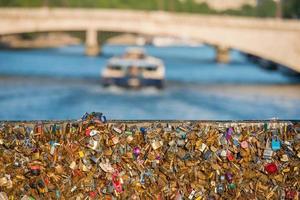 amor ponte cheio do armários dentro Paris foto