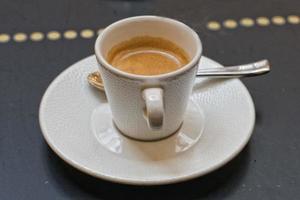 café copo com uma prata colher foto