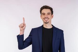 retrato do jovem empresário apontando o dedo para o espaço da cópia isolado no fundo branco do estúdio foto