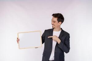 retrato do empresário feliz mostrando a tabuleta em branco sobre fundo branco isolado foto