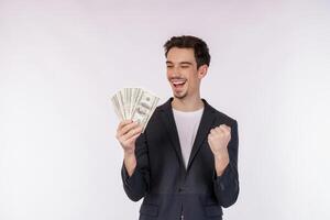 retrato de um homem alegre segurando notas de dólar e fazendo gesto de vencedor cerrando o punho sobre fundo branco foto
