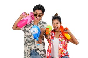 jovem casal de retrato desfruta com pistola de água no festival songkran foto