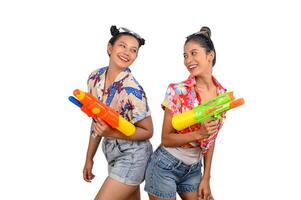 retrato duas mulheres no festival songkran com pistola de água foto