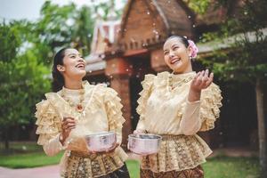 retrato de mulheres bonitas no festival songkran com traje tradicional tailandês foto