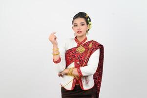 retrato do lindo tailandês mulher dentro tradicional roupas em pé posando foto