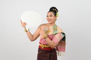jovem lindo mulher dentro tailandês lanna traje com em branco discurso bolha placa foto