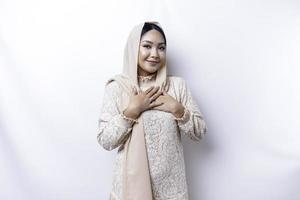 feliz atento grato jovem ásia muçulmano mulher com dela mão em dela peito sorridente isolado em branco fundo foto