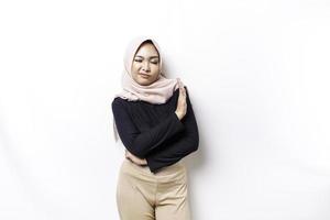 lindo ásia muçulmano mulher vestindo uma hijab com mão gesto pose rejeição ou proibição com cópia de espaço foto