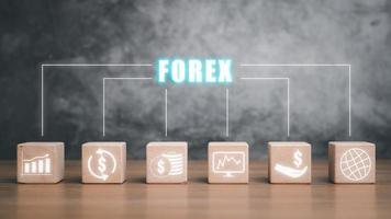 forex negociação conceito, de madeira quadra em escrivaninha com forex ícone em vr tela, conectados investimento. negócios, Internet e tecnologia conceito. foto