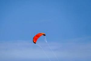 vermelho vela dentro a céu foto