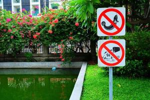 não pegar peixe e não liberação peixe sinal, Proibido Atividades placa dentro público parque. foto