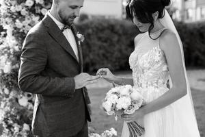 Casamento cerimônia do a recém-casados em a clareira foto