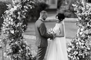 Casamento cerimônia do a recém-casados em a clareira foto