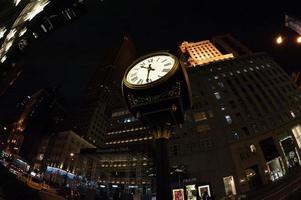 nova york, eua - 9 de dezembro de 2011 - pessoas perto da torre de trump para o natal foto